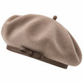 Elegantes Barett in Beige mit Lederakzent