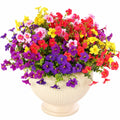 Kunstblumenarrangement im Blumentopf mit bunten Blüten in Lila, Rot, Gelb und Rosa